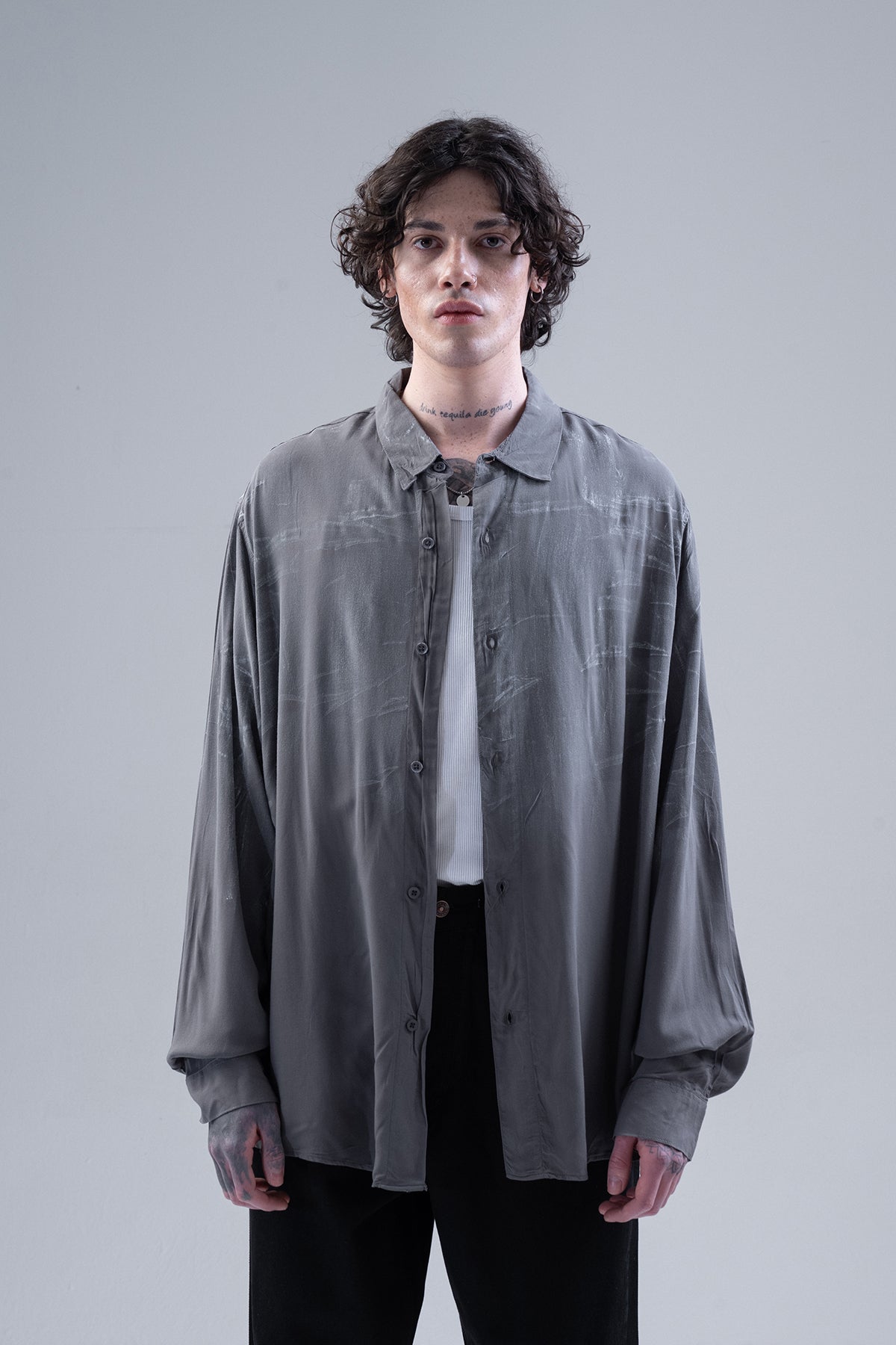 Oversize Sprey Detaylı Dökümlü Gömlek