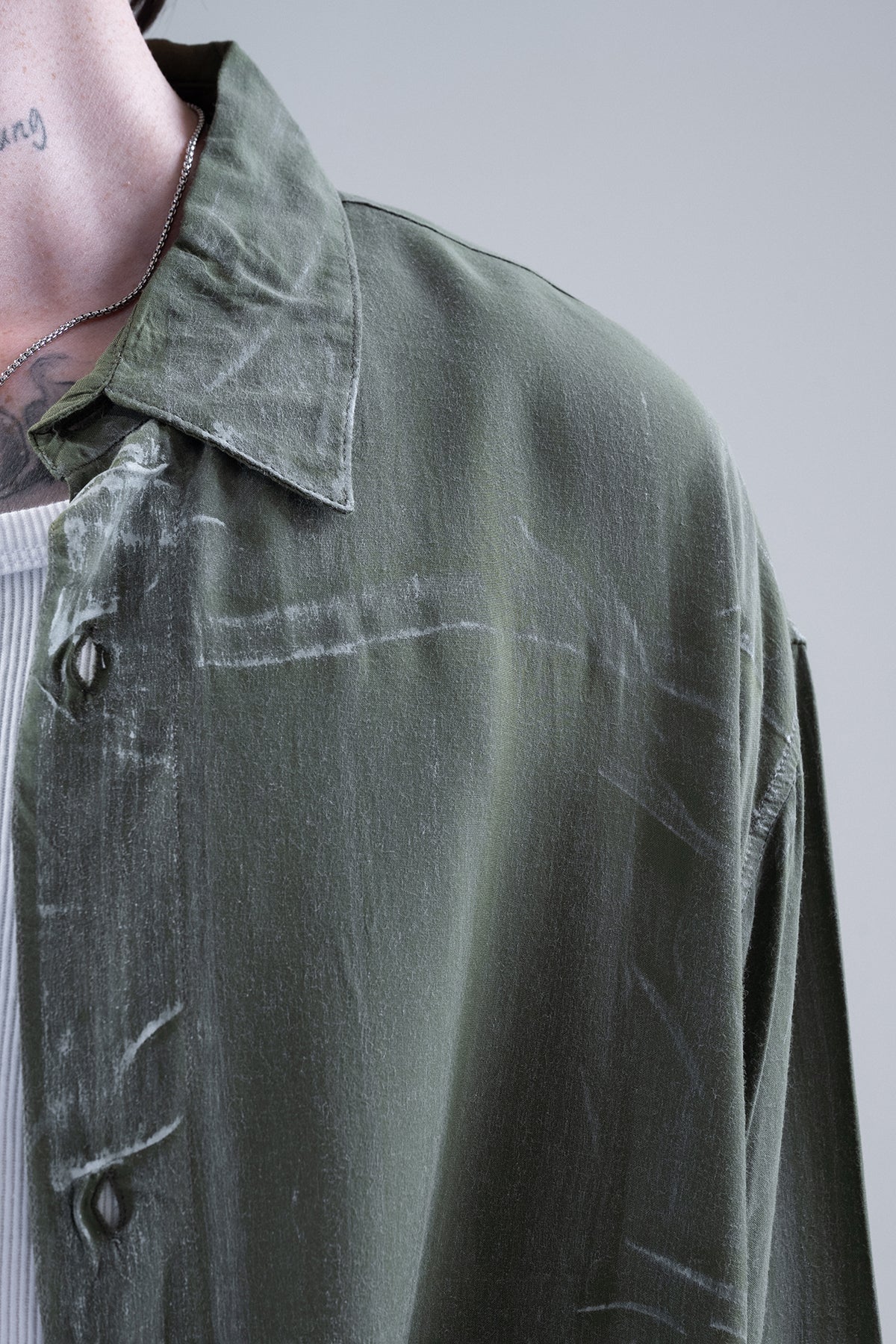 Oversize Sprey Detaylı Dökümlü Gömlek