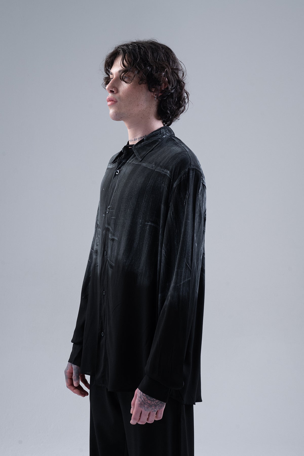 Oversize Sprey Detaylı Dökümlü Gömlek