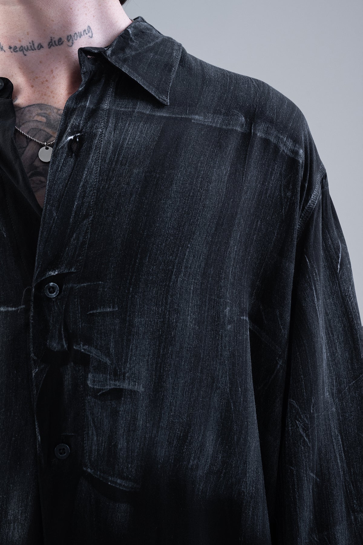 Oversize Sprey Detaylı Dökümlü Gömlek