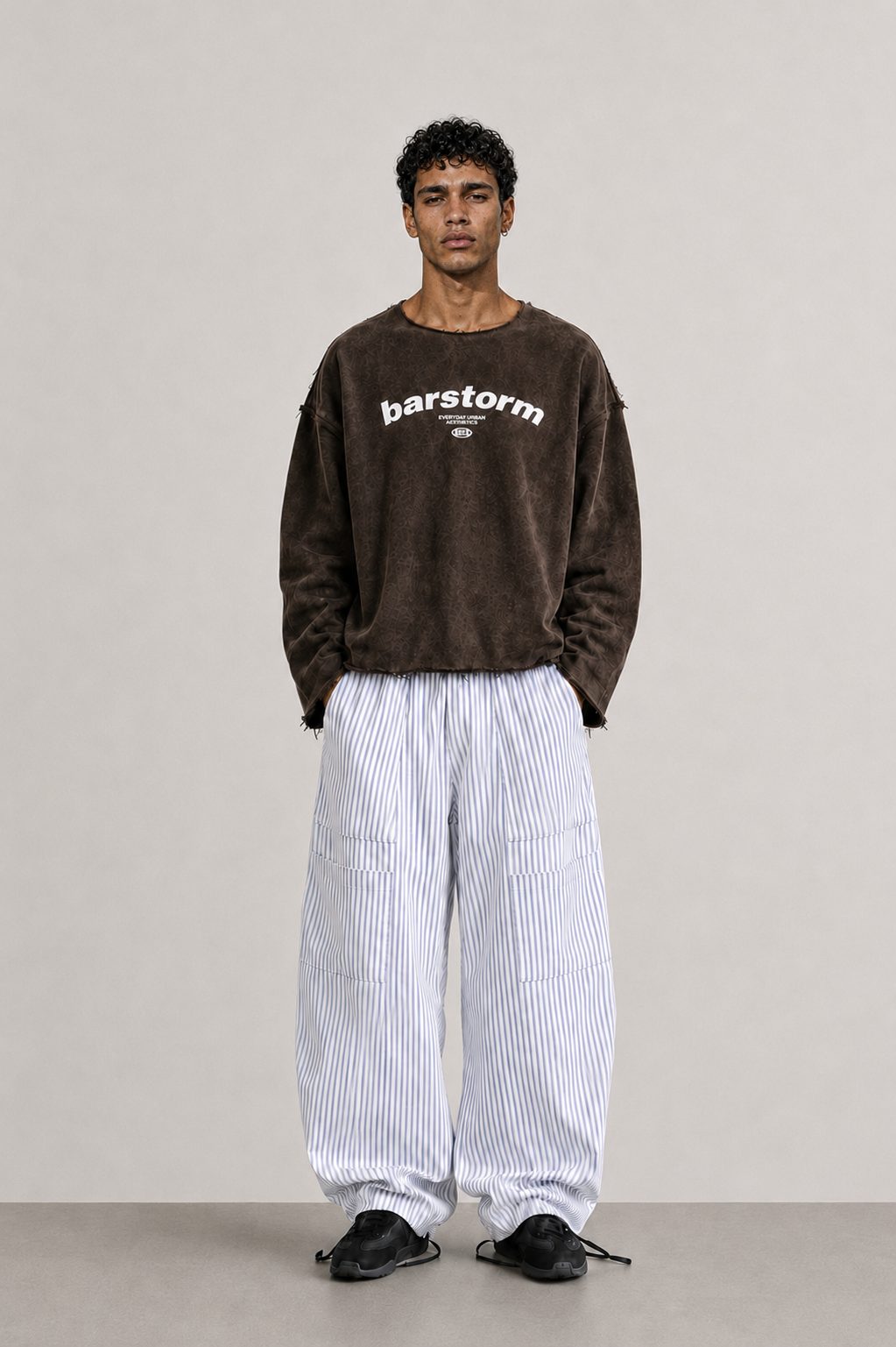 ÇİFT TARAF GİYİLEBİLİR BASKILI 
CROP SWEATSHİRT