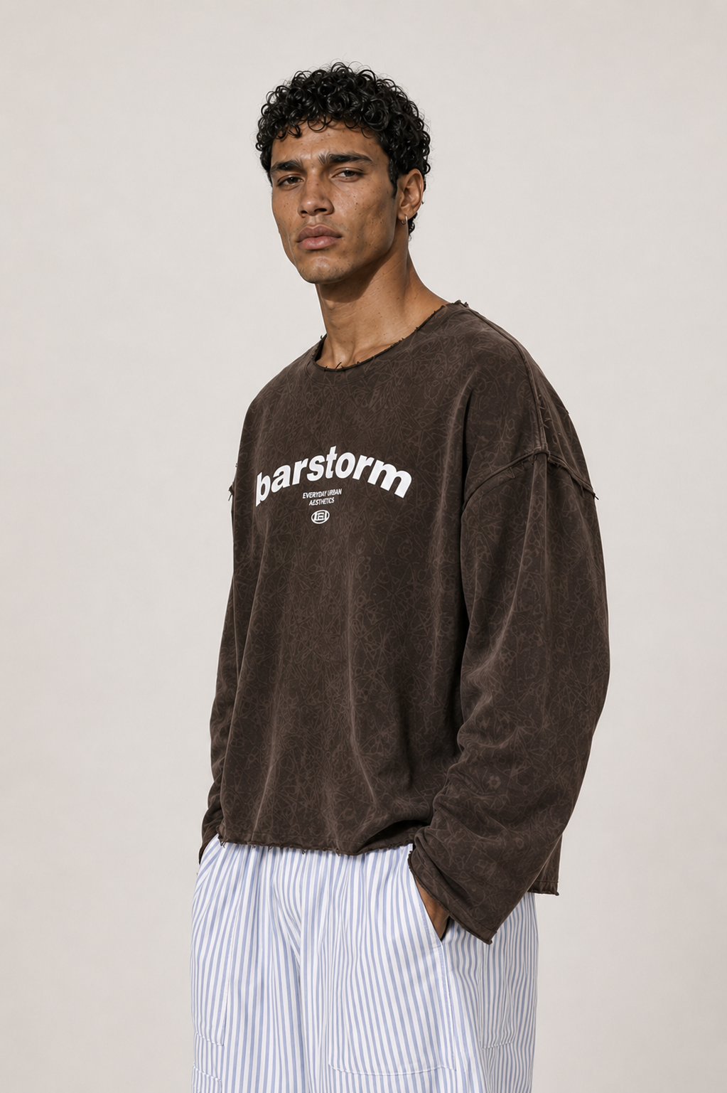 ÇİFT TARAF GİYİLEBİLİR BASKILI 
CROP SWEATSHİRT