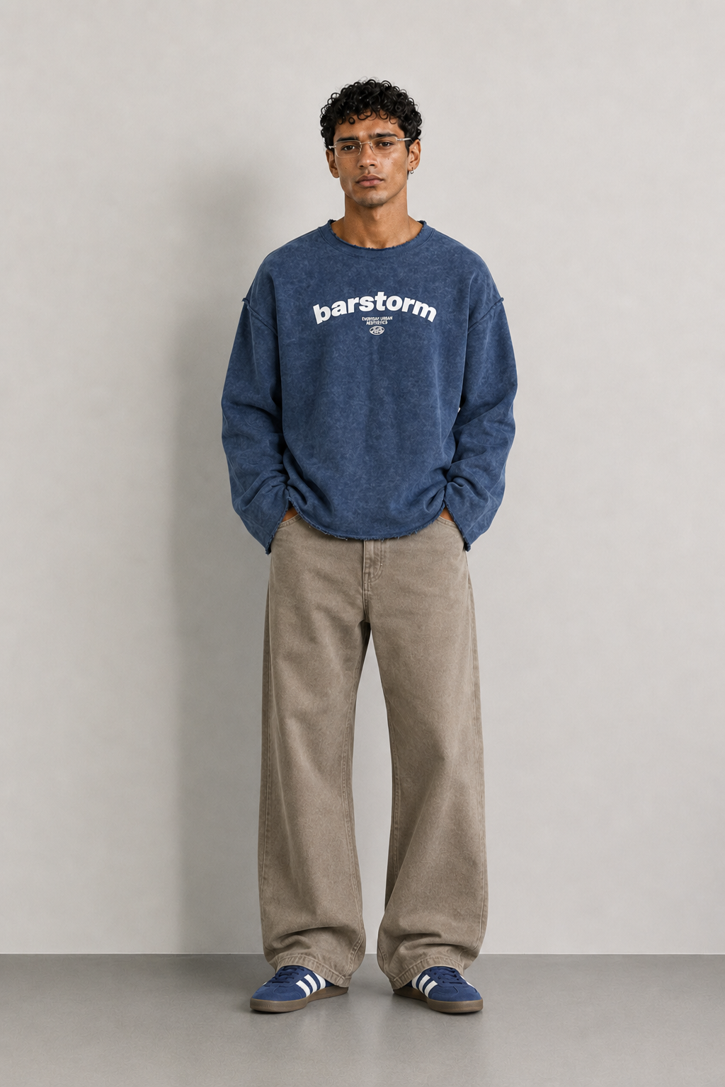 ÇİFT TARAF GİYİLEBİLİR BASKILI 
CROP SWEATSHİRT